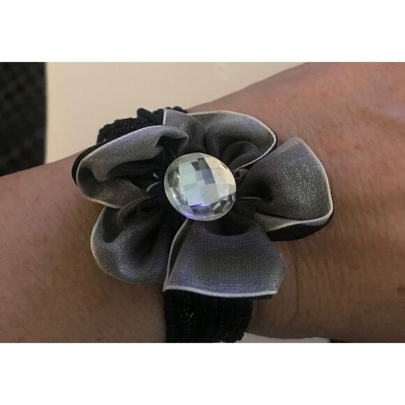 Brand New Lot of (18) Seed Bead & Flower Stretch Bracelets - Picture 3 of 5